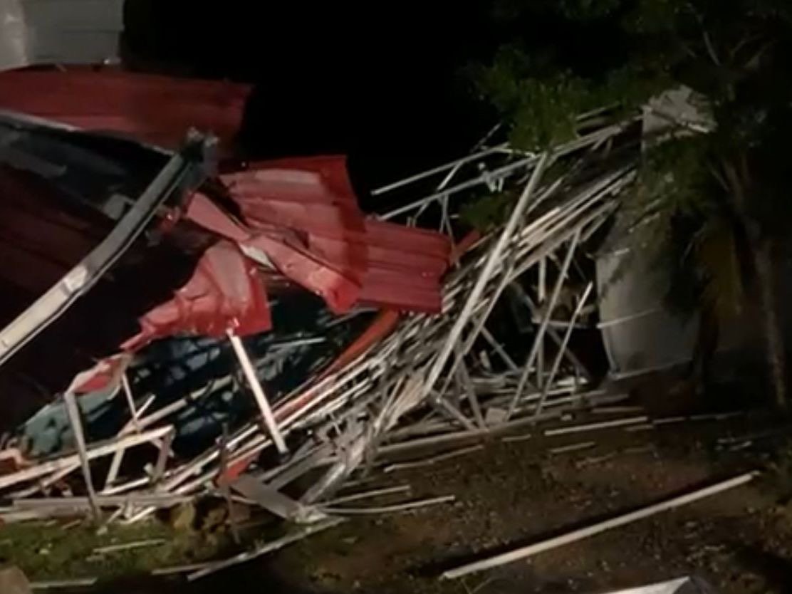 1 Rumah di Pesisir Pantai Konawe Ambruk Usai Dihantam Angin Kencang 1 Rumah di Pesisir Pantai Konawe Ambruk Usai Dihantam Angin Kencang