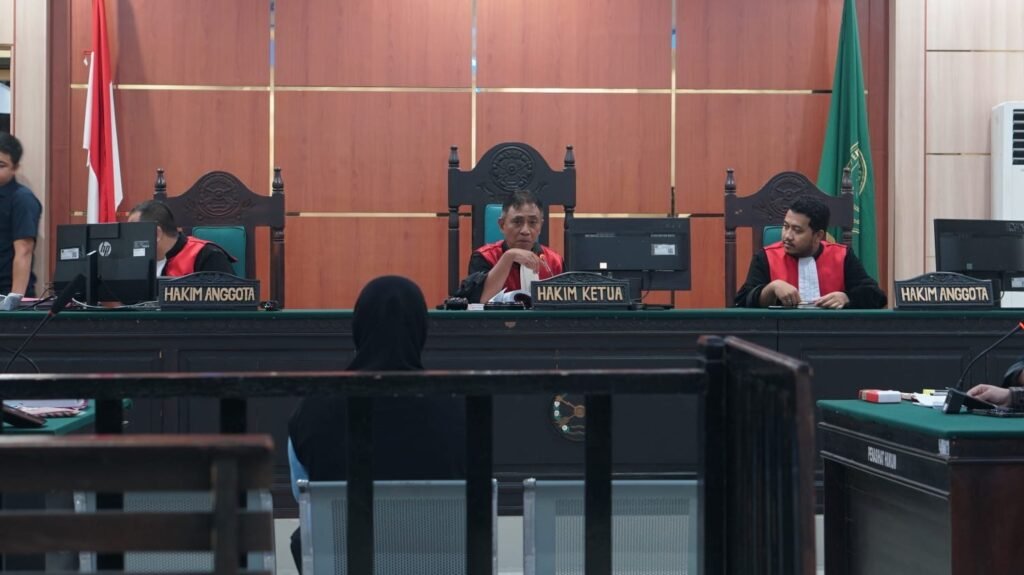 Majelis hakim di Pengadilan Negeri (PN) Andoolo yang mengadili perkara atas nama terdakwa Agus Mariana alias Ana (50), warga Desa Kota Bangun, Kecamatan Ranomeeto, Kabupaten Konawe Selatan (Konsel), Sulawesi Tenggara (Sultra), sekaligus mantan karyawan PT Wijaya Inti Nusantara (WIN).