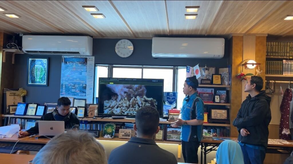 Pemuda asal Buton Tengah (Buteng), Zulyamin Kimo (baju biru), saat memperkenalkan budaya Buteng di Jepang.
