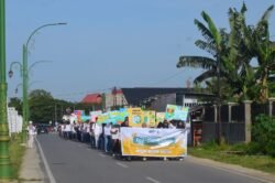 Mahasiswa UHO Bersih-Bersih dan Kampanye Lingkungan di Eks MTQ Kendari