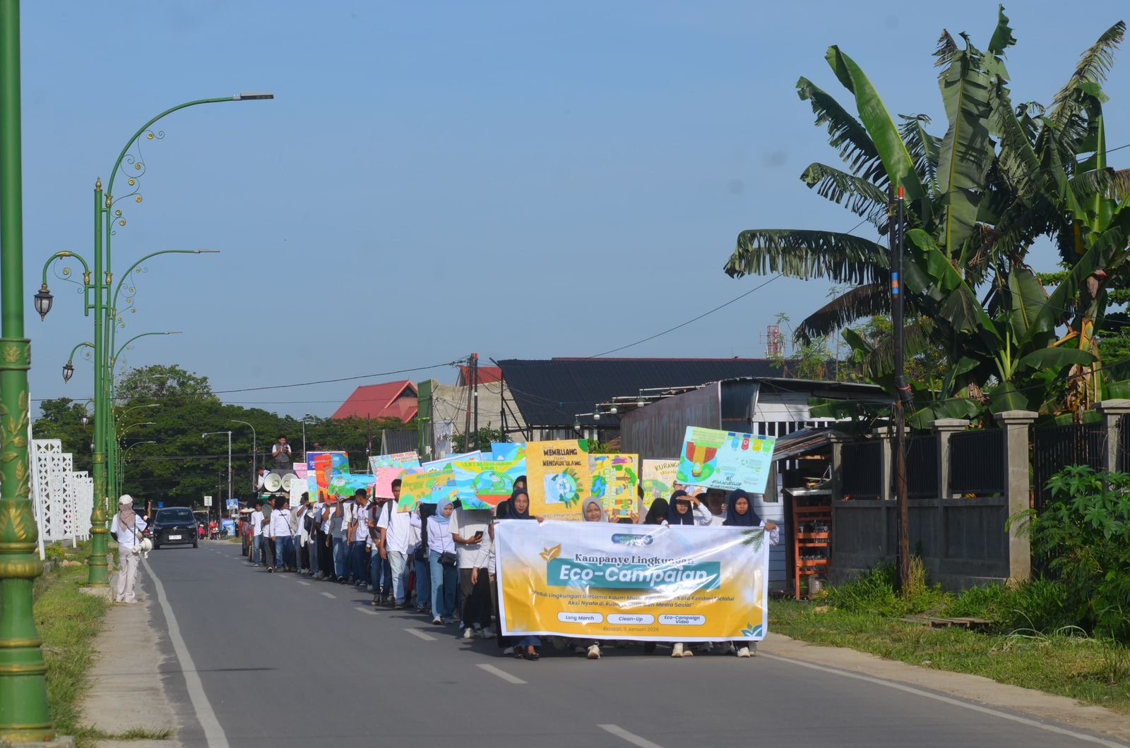 Mahasiswa UHO Bersih-Bersih dan Kampanye Lingkungan di Eks MTQ Kendari Mahasiswa UHO Bersih-Bersih dan Kampanye Lingkungan di Eks MTQ Kendari