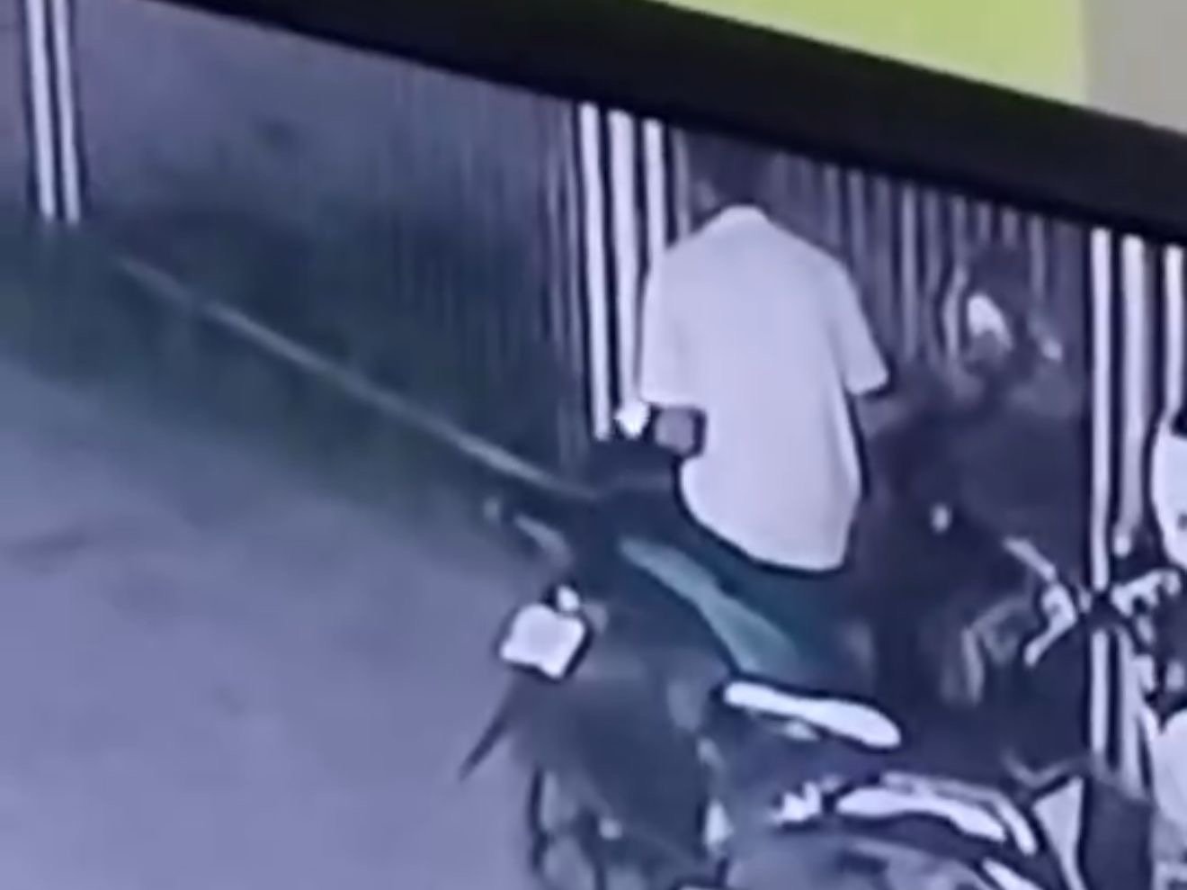 Helm Pengunjung RS Aliyah 3 Kendari Dicuri, Aksi Pelaku Terekam CCTV Helm Pengunjung RS Aliyah 3 Kendari Dicuri, Aksi Pelaku Terekam CCTV