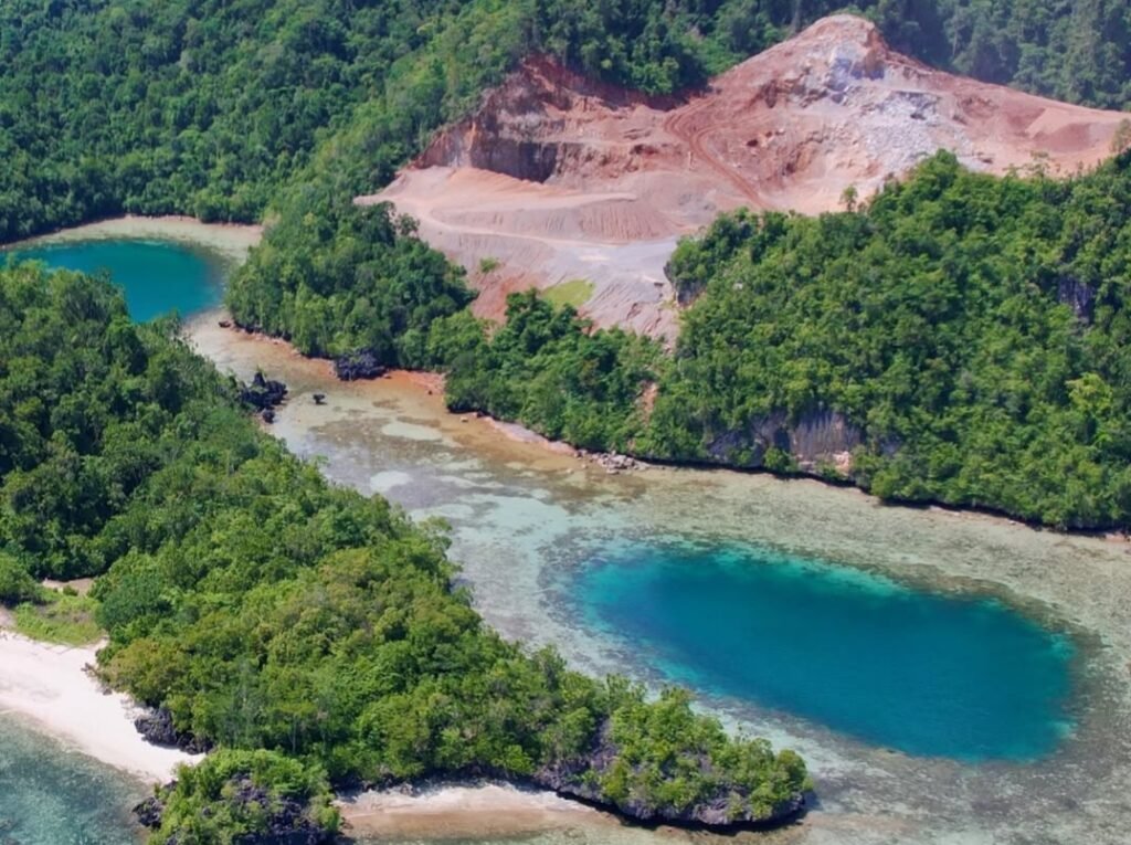 Bukaan lahan tambang batu gamping pada bukit karst di sekitar Pantai Kartika (Tanjung Kartika), Desa Wawatu, Kecamatan Moramo Utara, Kabupaten Konawe Selatan (Konsel), Sulawesi Tenggara (Sultra). Foto: Instagram rudyworldpacker.