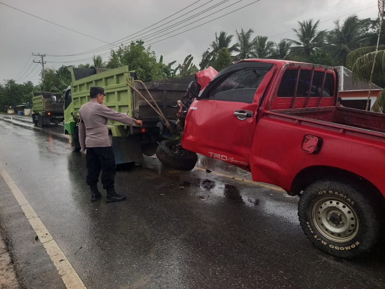 Mobil Hilux di Konsel Ditabrak Dump Truk yang Keluar Jalur, 1 Orang Luka-Luka Mobil Hilux di Konsel Ditabrak Dump Truk yang Keluar Jalur, 1 Orang Luka-Luka
