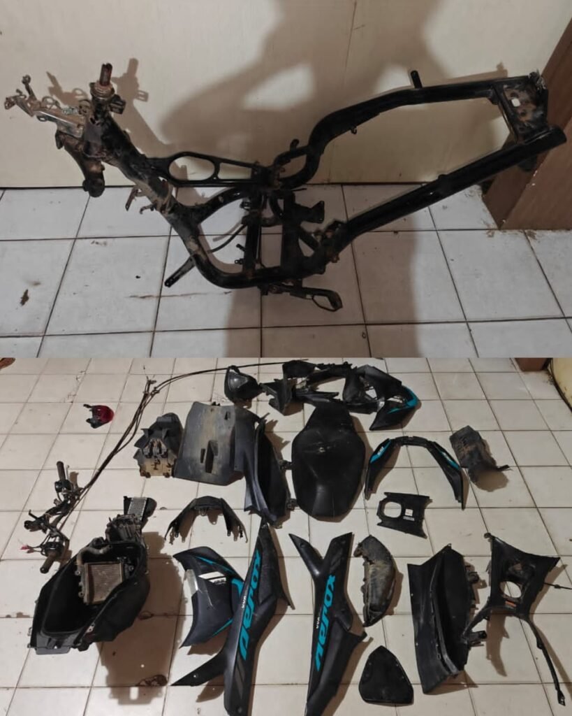 Barang bukti pencurian sepeda motor berupa rangka dan bodi di Kelurahan Lahundape, Kecamatan Kendari Barat, Kota Kendari, Sulawesi Tenggara (Sultra), disita dari dua pelaku berinisial RY (16) dan AM (40).