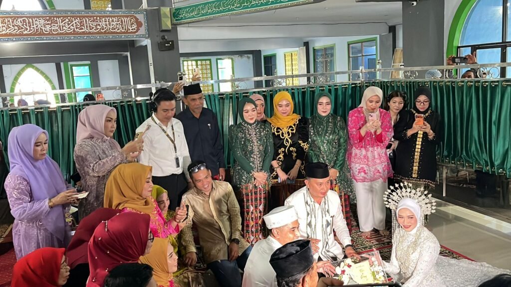 Suasana akad nikah Gilang Satya Witama dan Rizky Essa Atmarani di Masjid Agung Babussalam, Kecamatan Unaaha, Kabupaten Konawe.