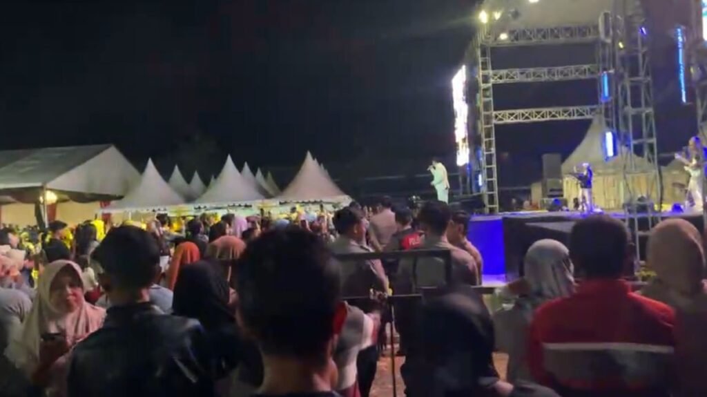 Dudy Oris (vokalis Yovie & Nuno) saat manggung di acara resepsi Gilang Satya Witama dan Rizky Essa Atmarani di Eks STQ Unaaha, Kabupaten Konawe.