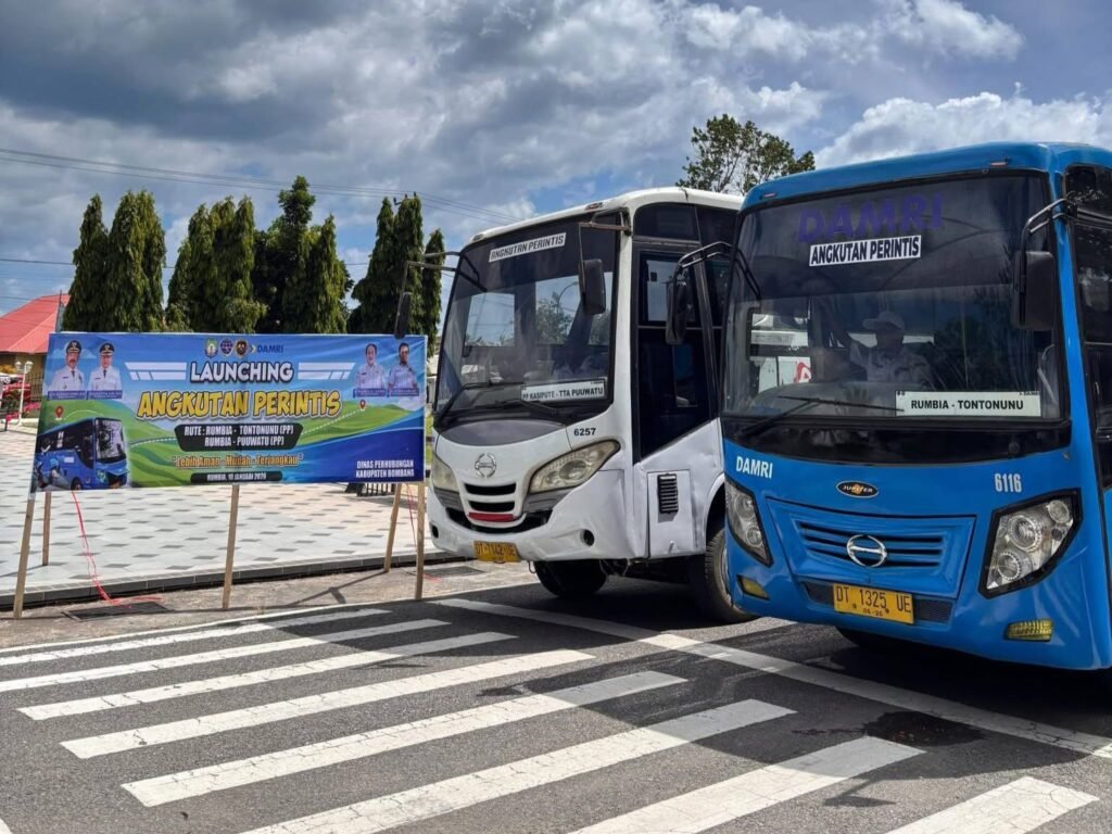 Dua unit bus Damri perintis yang melayani rute Rumbia – Tontonunu (PP) dan Pelabuhan Penyeberangan Kasipute – Terminal Tipe A Puuwatu Kendari (PP) saat resmi dioperasikan oleh Pemerintah Kabupaten (Pemkab) Bombana.
