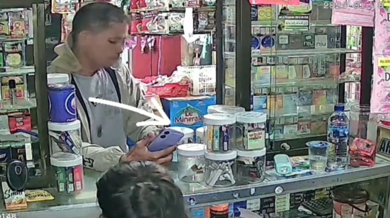 Pria Terekam CCTV Curi Stoples Rokok di Warung Anduonohu, Kendari Pria Terekam CCTV Curi Stoples Rokok di Warung Anduonohu, Kendari