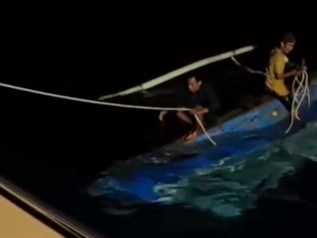 Dua nelayan asal Desa Tojabi, Kecamatan Lasusua, bernama Sultan (39) dan Nawang (40) bertahan di atas lambung kapal katinting yang terbalik akibat cuaca buruk di perairan Desa Lanipa-nipa, Kecamatan Katoi, Kabupaten Kolaka Utara.