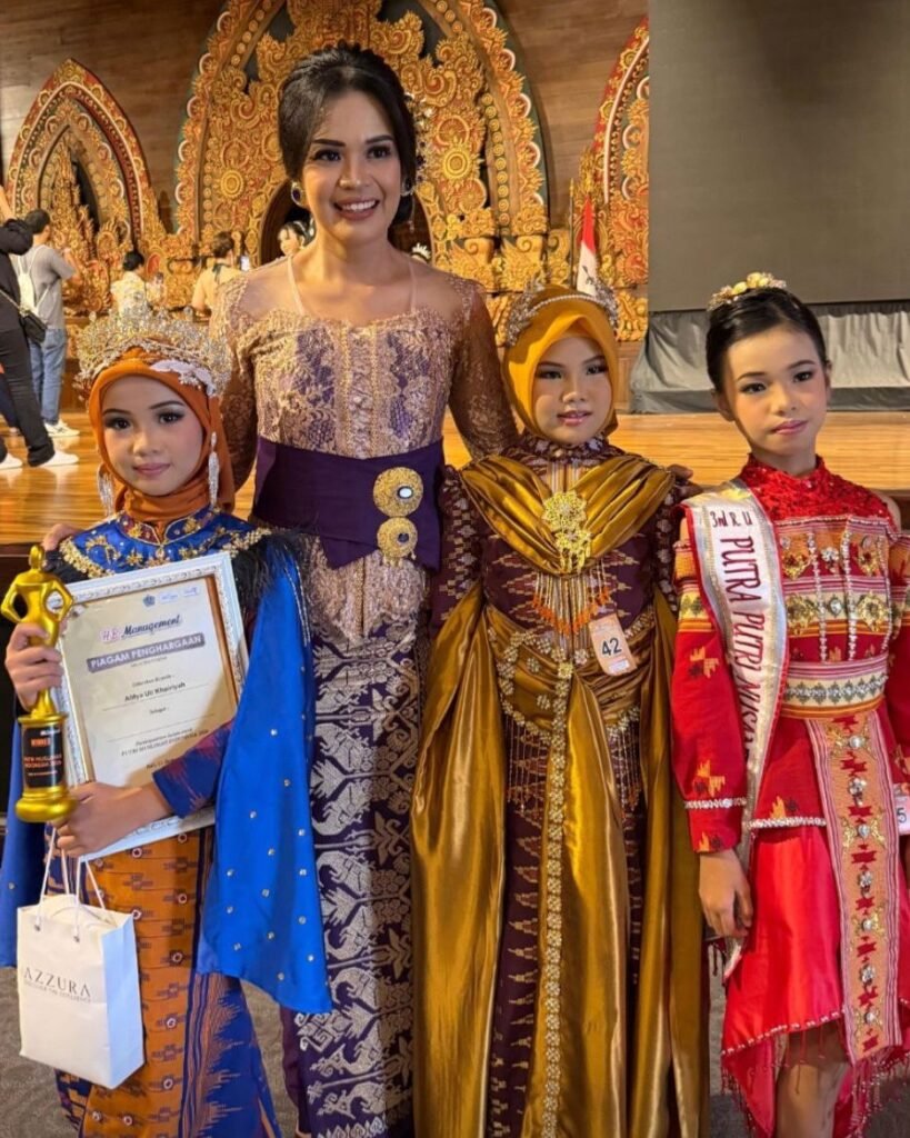 Tim dari Sulawesi Tenggara (Sultra) usai menerima penghargaan ajang Putra Putri Nusantara yang diselenggarakan