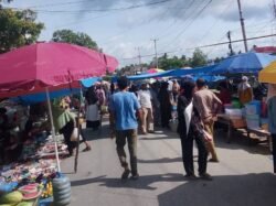 Protes ke Pemda Muna, Korban Kebakaran Pasar Wakuru Jualan di Jalan