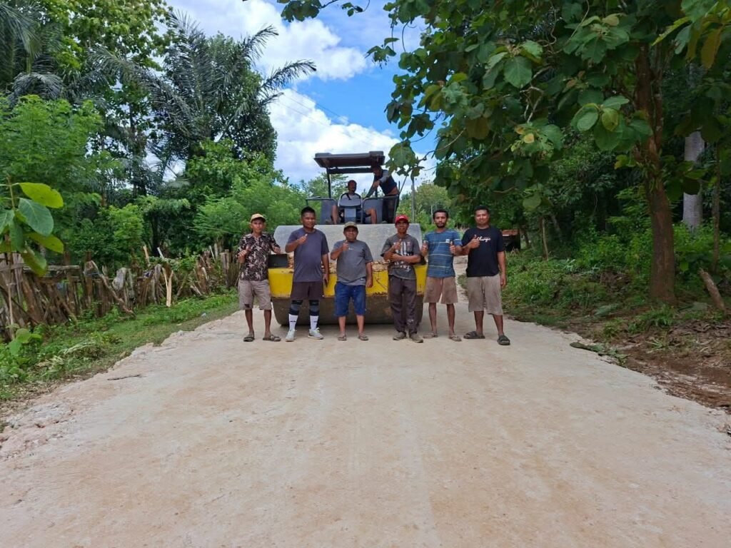Warga setelah melakukan gotong royong perbaikan jalan penghubung di Kelurahan Dana, Kecamatan Watopute - Desa Lapodidi, Kecamatan Kontunaga, Kabupaten Muna