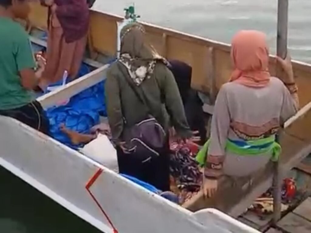 Warga Pulau Kabaena di Kabupaten Bombana terpaksa merujuk keluarga yang sakit menggunakan dana pribadi dengan menyewa kapal.