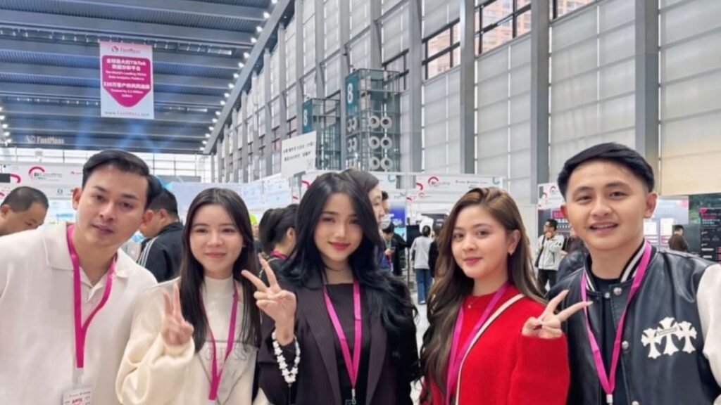 Steven Stenly (ujung kiri) bersama konten kreator Indonesia saat berada di acara FastMoss Global Conference & Expo 2026 yang digelar di Shenzhen, Cina.