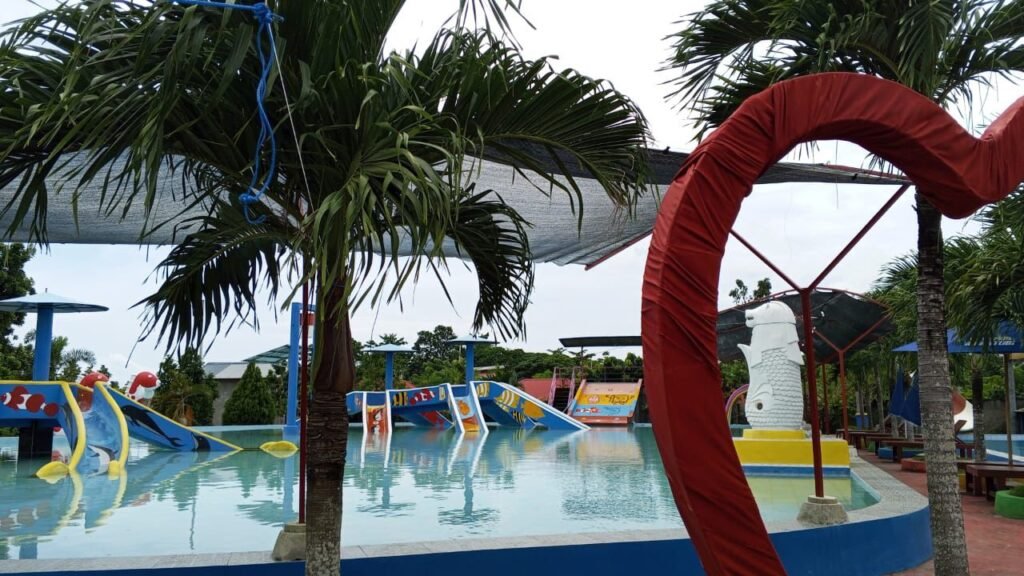 Wahana permainan air Waterpark Wakatobi di Desa Komala, Kecamatan Wangiwangi Selatan, Kabupaten Wakatobi.