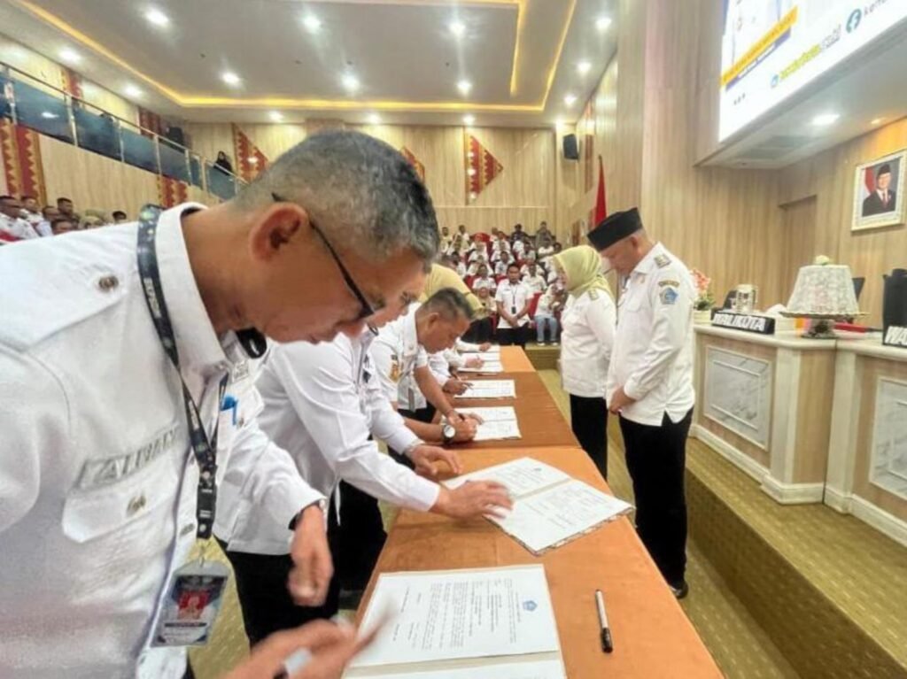 Penandatanganan perjanjian kinerja di lingkup Pemkot Kendari di Ruang Samataturu, Kantor Balai Kota Kendari.