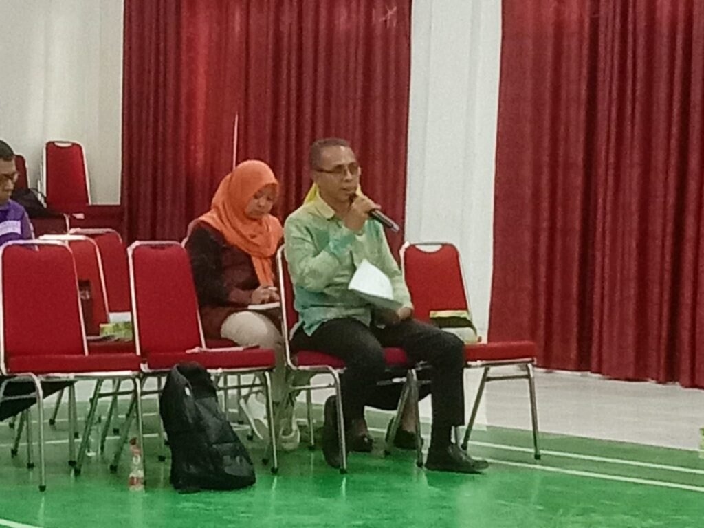 Kepala Dinas Sosial (Dinsos) Kabupaten Wakatobi, La Yijo, saat mengutarakan aspirasi PPPK Paruh Waktu dalam Forum Konsultasi Publik Rancangan Awal Rencana Kerja Pemerintah Daerah (RKPD) di Gedung Dharma Wanita, Kelurahan Pongo, Kecamatan Wangiwangi, Kabupaten Wakatobi.