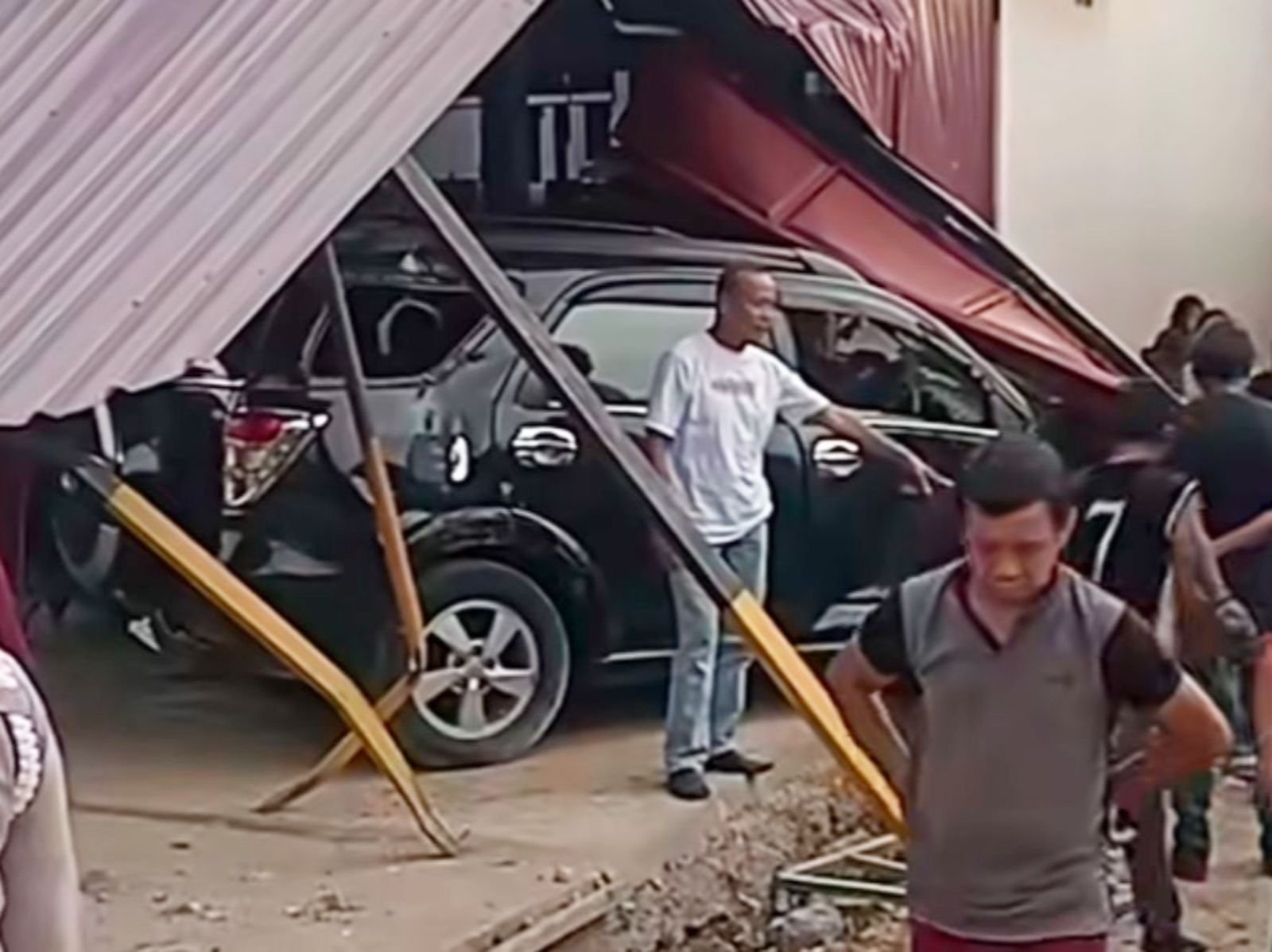 Mobil Hilang Kendali lalu Tabrak Kios di Loea, Koltim, 2 Luka Mobil Hilang Kendali lalu Tabrak Kios di Loea, Koltim, 2 Luka