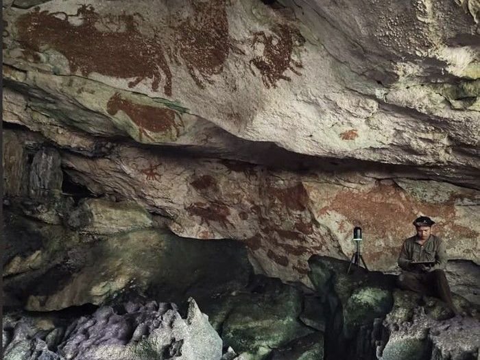 Lukisan tertua atau seni cadas tertua di dunia tepatnya sekitar 67.800 tahun di Desa Liangkabori, Kecamatan Lohia, Kabupaten Muna.