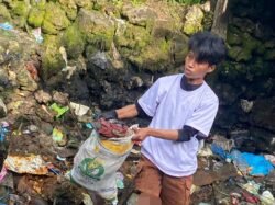 Handik Sol, Wanita Wakatobi yang Suarakan Aksi Bersih Pantai Lewat Media Sosial