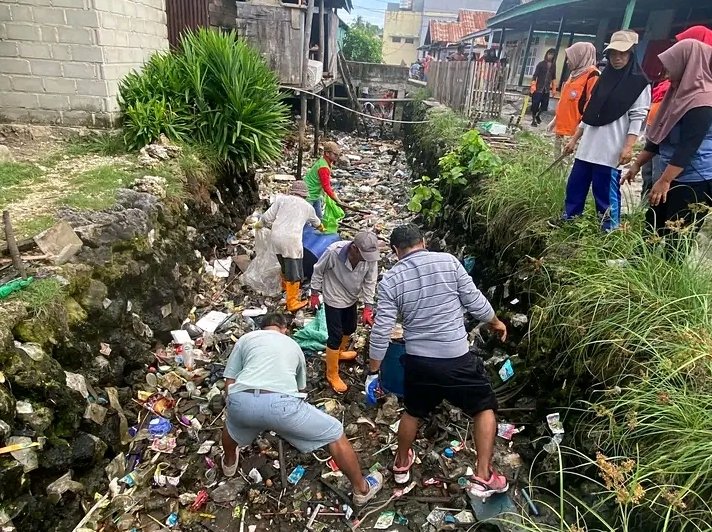 Handik Sol bersama warga Desa Mola Selatan, Kecamatan Wangiwangi Selatan, Kabupaten Wakatobi, membersihkan sampah di area perumahan warga.