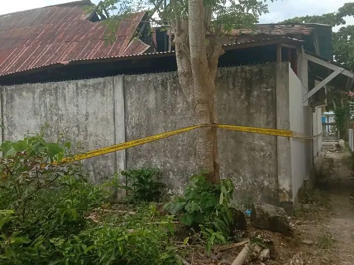 Garis polisi yang dipasang di depan perumahan warga yang terletak di belakang Kantor Dinas Pendidikan dan Kebudayaan (Disdikbud) Kabupaten Wakatobi, Desa Pada Raya Makmur, Kecamatan Wangiwangi, Kabupaten Wakatobi.