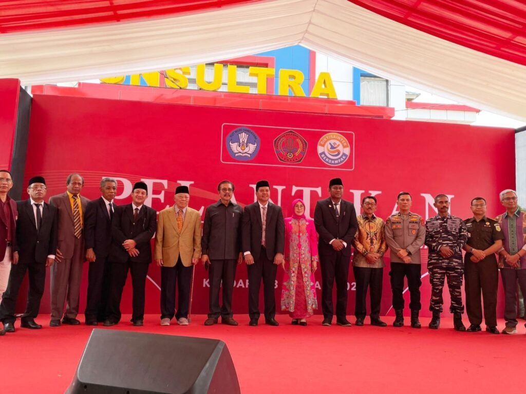 Jamhir Safani berfoto bersama dengan pejabat yang hadir usai dilantik sebagai Rektor Unsultra periode 2026 - 2030.