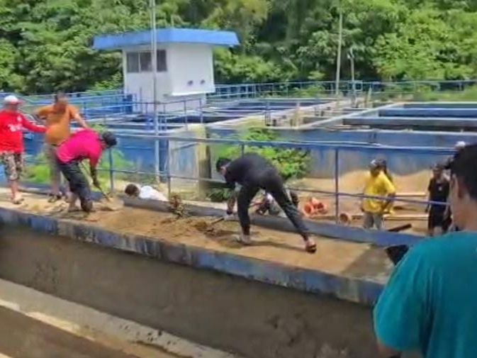Suasana kegiatan kerja bakti bersama jajaran manajemen dan pegawai PDAM Tirta Anoa Kendari, Kelurahan Mandonga, Kecamatan Mandonga, Kota Kendari.