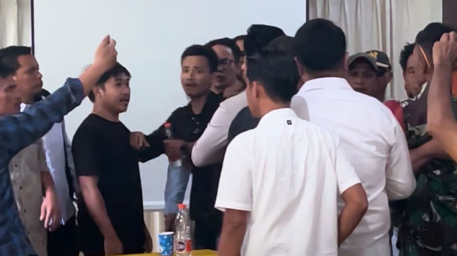 Warga Geruduk dan Bubarkan Rapat Perubahan Amdal PT IKIP di Konawe Warga Geruduk dan Bubarkan Rapat Perubahan Amdal PT IKIP di Konawe