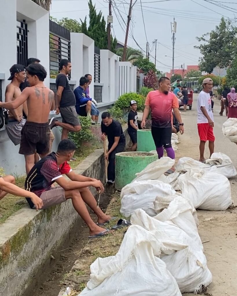 Warga Jalan Bahagia, Kelurahan Bonggoeya, Kecamatan Wuawua, Kota Kendari, saat melakukan kerja bakti bersama.