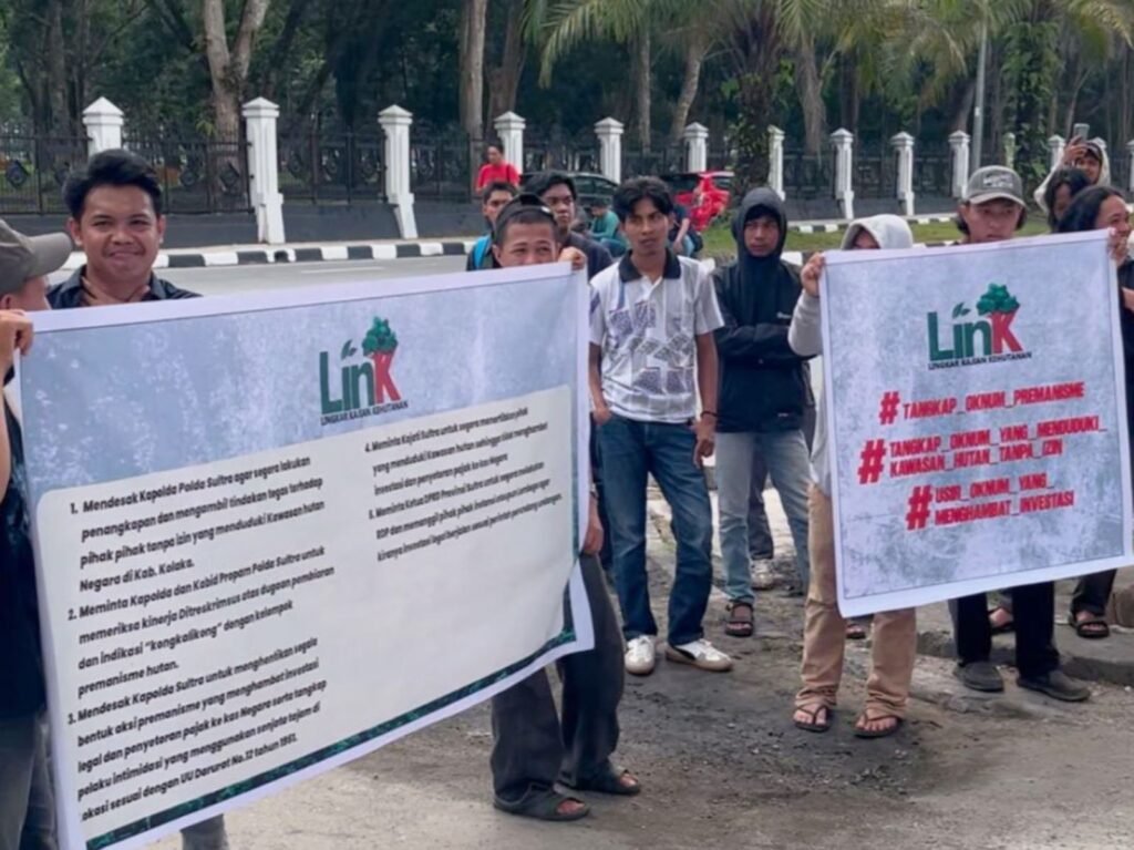 Sejumlah massa aksi saat menggelar demonstrasi di Mapolda Sultra buntut desakan penertiban praktik-praktik premanisme di kawasan hutan negara di wilayah Desa Sopura, Kecamatan Pomalaa, Kabupaten Kolaka.