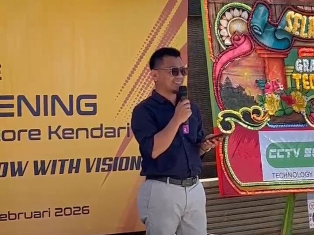Dirut VIP Store Kendari, Aswin saat saat memberikan sambutan dalam grand opening Techno Plaza VIP Store Kendari di Jalan Laode Hadi, Kelurahan Korumba, Kecamatan Kadia, Kota Kendari.