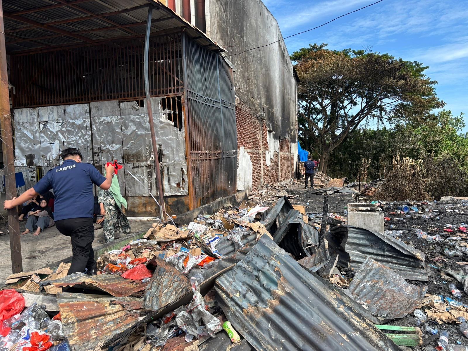 Polresta Kendari dan Polda Sulsel Olah TKP Kebakaran di Poasia, Selidiki Penyebab Polresta Kendari dan Polda Sulsel Olah TKP Kebakaran di Poasia, Selidiki Penyebab