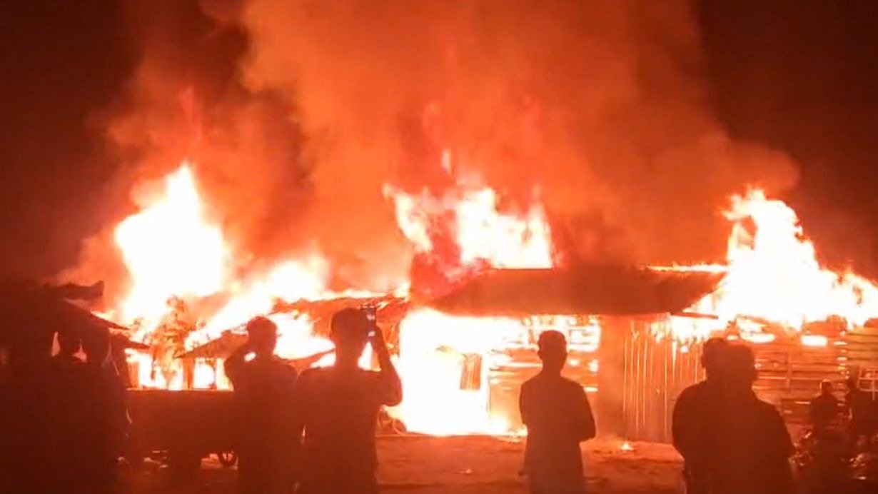 Kebakaran di Kendari Barat Ludeskan 4 Gudang dan 10 Kios, Kerugian Ditaksir Rp5 Miliar Kebakaran di Kendari Barat Ludeskan 4 Gudang dan 10 Kios, Kerugian Ditaksir Rp5 Miliar