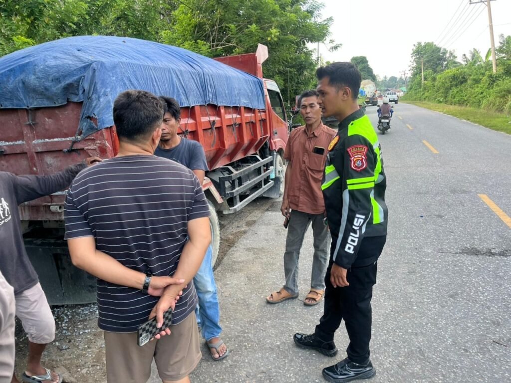 Polisi melakukan olah tempat kejadian perkara di lokasi tabrakan antara mobil pikap dan truk jungkit di Jalan Poros Moramo Utara – Kendari, Desa Tanjung Tiram, Kecamatan Moramo Utara, Kabupaten Konawe Selatan (Konsel), Sulawesi Tenggara (Sultra).