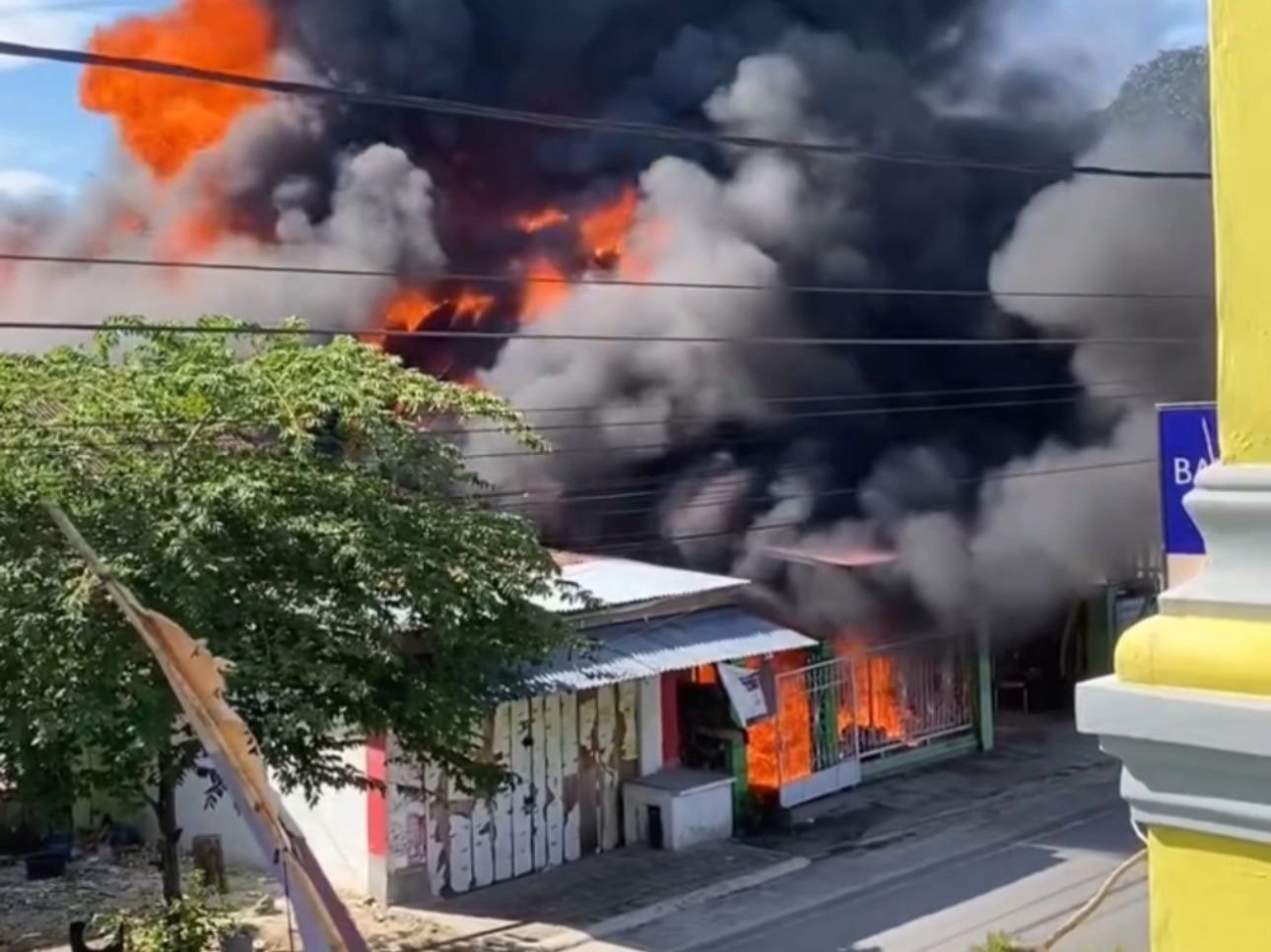 Rumah yang Digunakan Jual Bensin dan Apotek di Wakatobi Hangus Terbakar, Pemilik Alami Luka Bakar Rumah yang Digunakan Jual Bensin dan Apotek di Wakatobi Hangus Terbakar, Pemilik Alami Luka Bakar