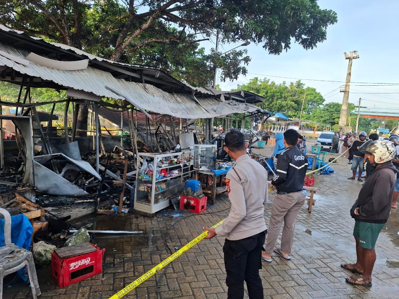 Puluhan Kios di Pelabuhan Nusantara Raha Muna Ludes Terbakar, Kerugian Ditaksir Capai Rp485 Juta Puluhan Kios di Pelabuhan Nusantara Raha Muna Ludes Terbakar, Kerugian Ditaksir Capai Rp485 Juta