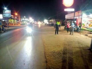 Ban Truk Gandeng Lepas Tabrak Pengunjung Rumah Makan di Pondidaha, Konawe