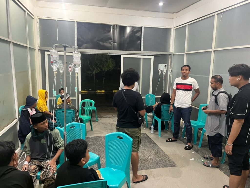 Sejumlah pasien yang keracunan masal di Kendari saat menjalani perawatan.
