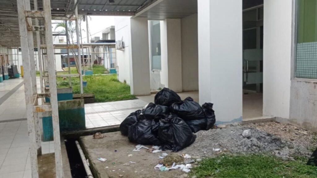 Kondisi tumpukan sampah di RSUD Bahteramas Kota Kendari.