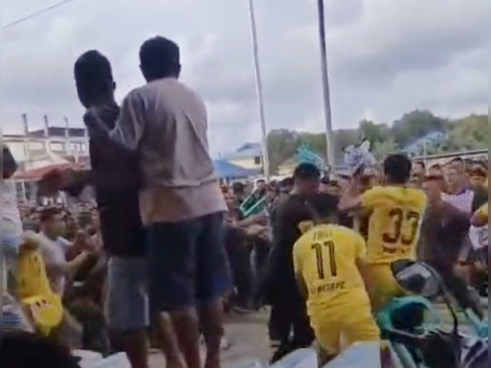 Bentrokan Oknum TNI Vs Brimob Warnai Laga Sepak Bola di Buton Selatan Bentrokan Oknum TNI Vs Brimob Warnai Laga Sepak Bola di Buton Selatan