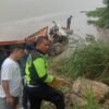 Rem Blong, Truk Tronton Bermuatan Alat Berat Terjun ke Sungai di Konawe
