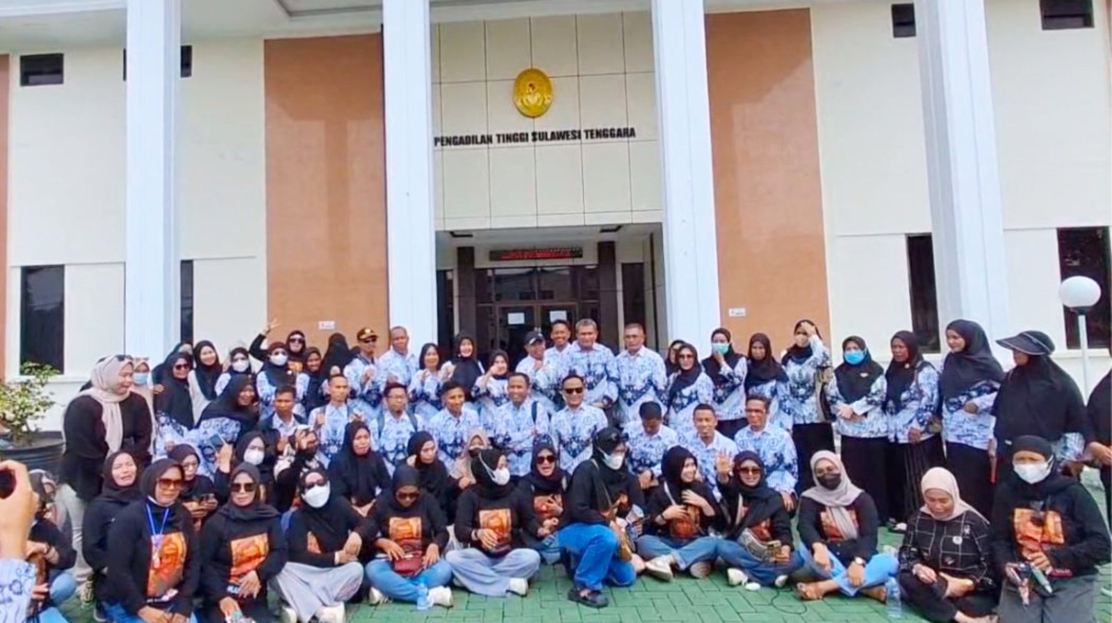 Guru-Guru Sesalkan Pengurus PGRI Kendari Tak Dukung Aksi Bela Mansur saat Vonis Banding Guru-Guru Sesalkan Pengurus PGRI Kendari Tak Dukung Aksi Bela Mansur saat Vonis Banding