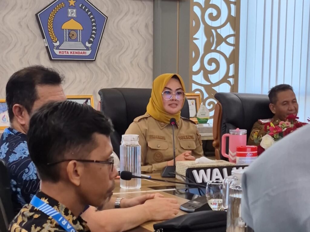 Wali Kota Kendari, Siska Karina Imran, saat memimpin pertemuan MoU antara Perumda Kendari dan PT Easybook Teknologi Indonesia.