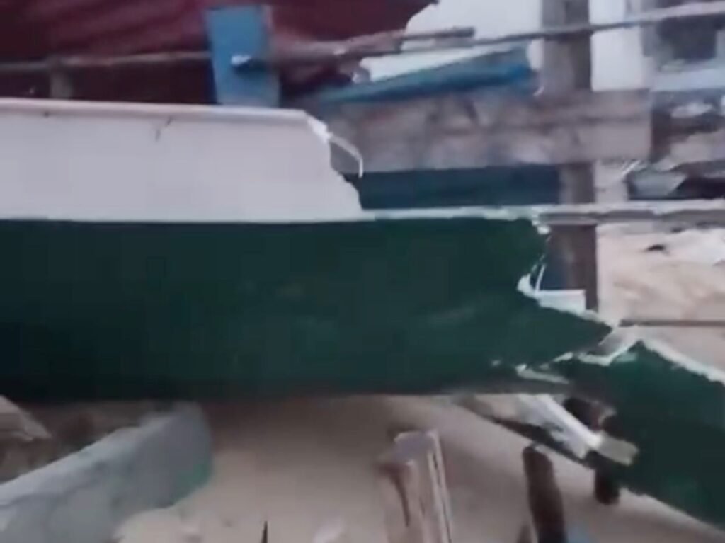 Perahu nelayan rusak usai diterjang gelombang tinggi di Desa Saponda Darat, Kecamatan Soropia, Kabupaten Konawe, Sulawesi Tenggara (Sultra).