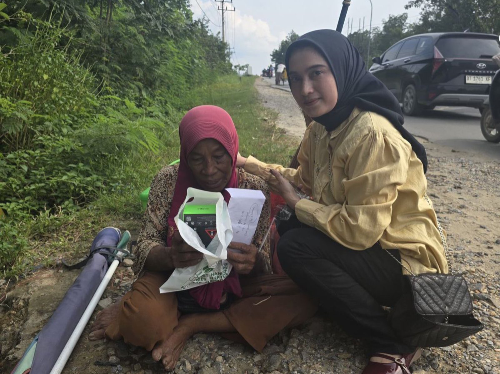 Pilu Nenek Penjual Nanas di Kendari Kecurian Uang Rp500 Ribu dan Handphone saat Layani Pembeli Pilu Nenek Penjual Nanas di Kendari Kecurian Uang Rp500 Ribu dan Handphone saat Layani Pembeli