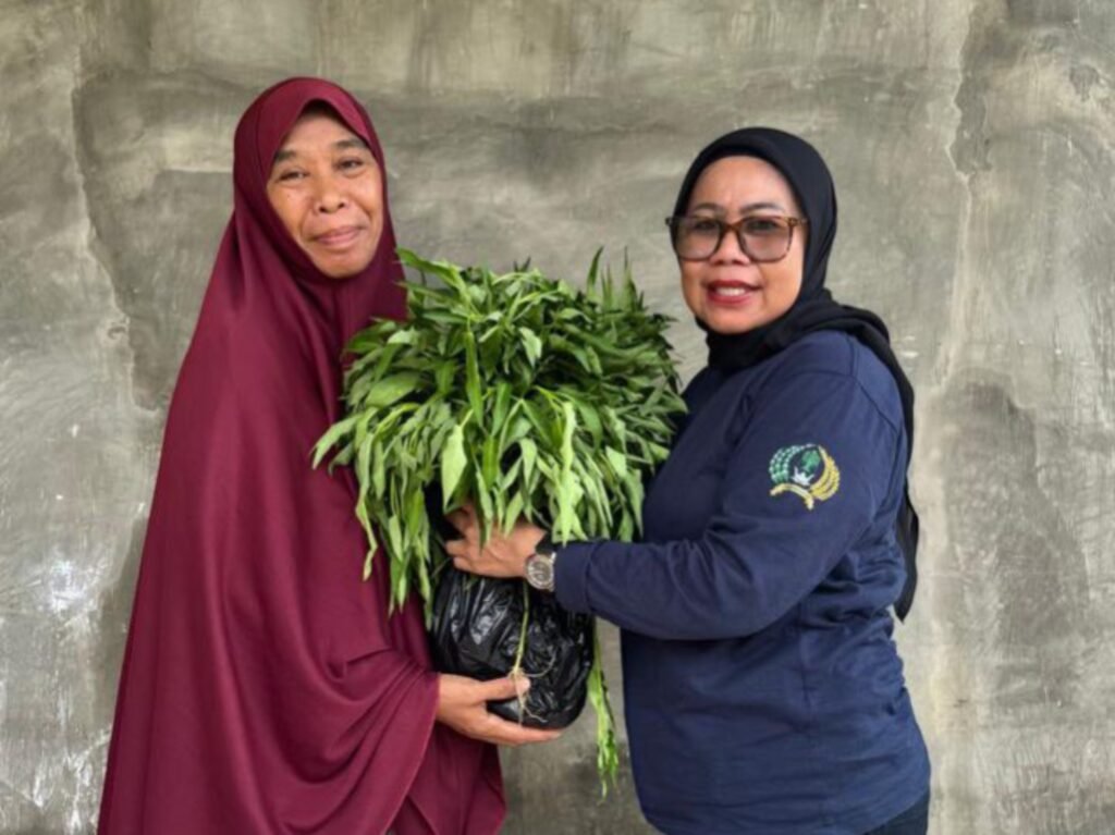 Jajaran Lapas Kelas IIA Kendari saat menyalurkan bantuan sayuran hasil pertanian warga binaan pemasyarakatan kepada masyarakat.