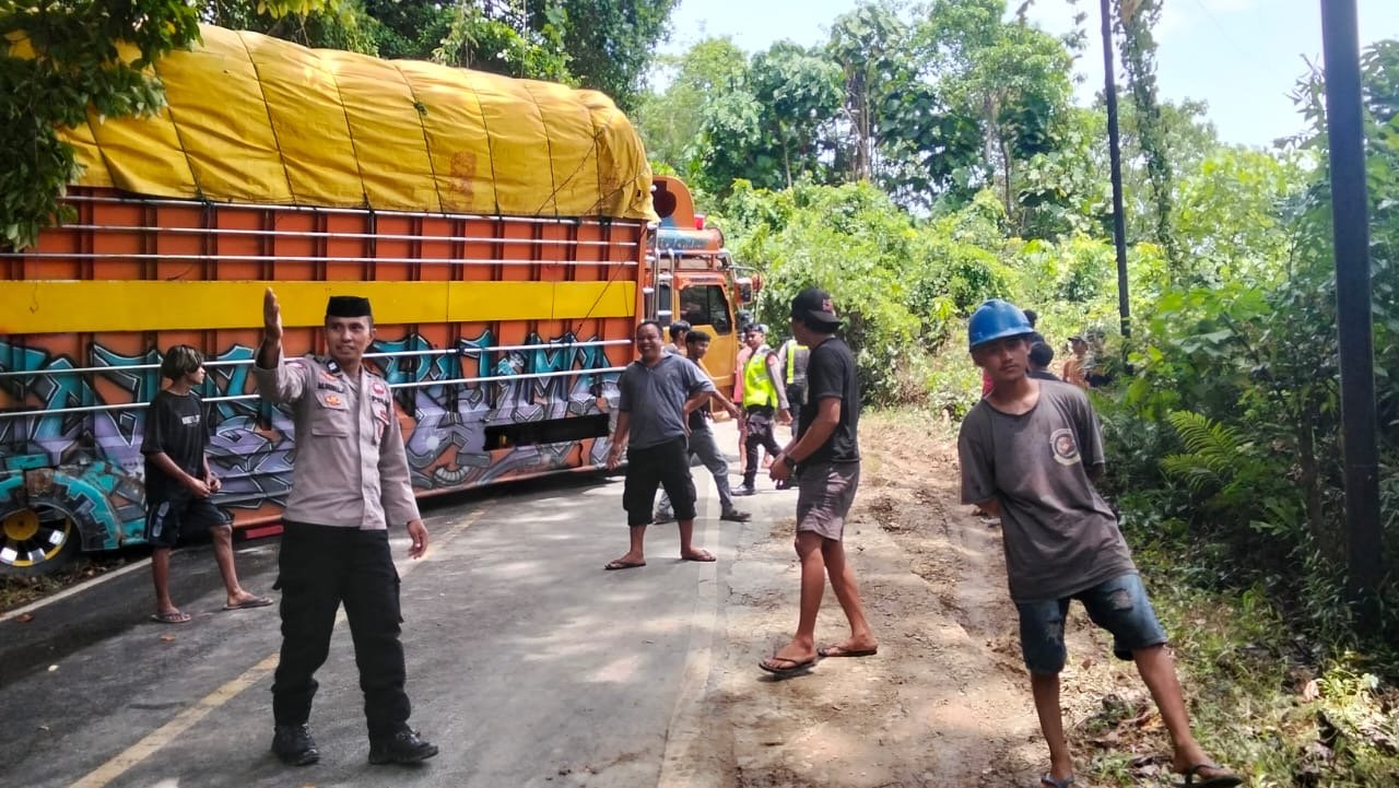 Truk Muat Mi Instan Gagal Menanjak di Kolut, Arus Lalin Sempat Lumpuh Truk Muat Mi Instan Gagal Menanjak di Kolut, Arus Lalin Sempat Lumpuh