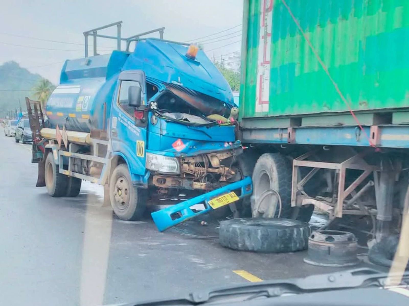 Sopir Diduga Mengantuk, Mobil Tangki BBM Hantam Truk Parkir di Konut Sopir Diduga Mengantuk, Mobil Tangki BBM Hantam Truk Parkir di Konut